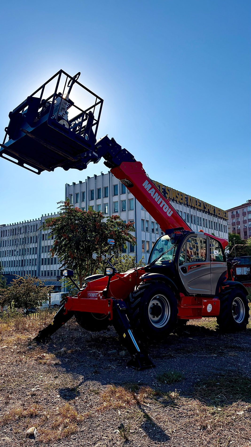 Manitou MT 1840 teleskopik yükleyici, personel sepetiyle çalışırken